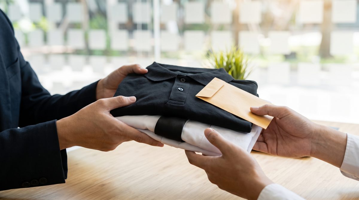 Remise de la tenue de service à un nouveau salarié